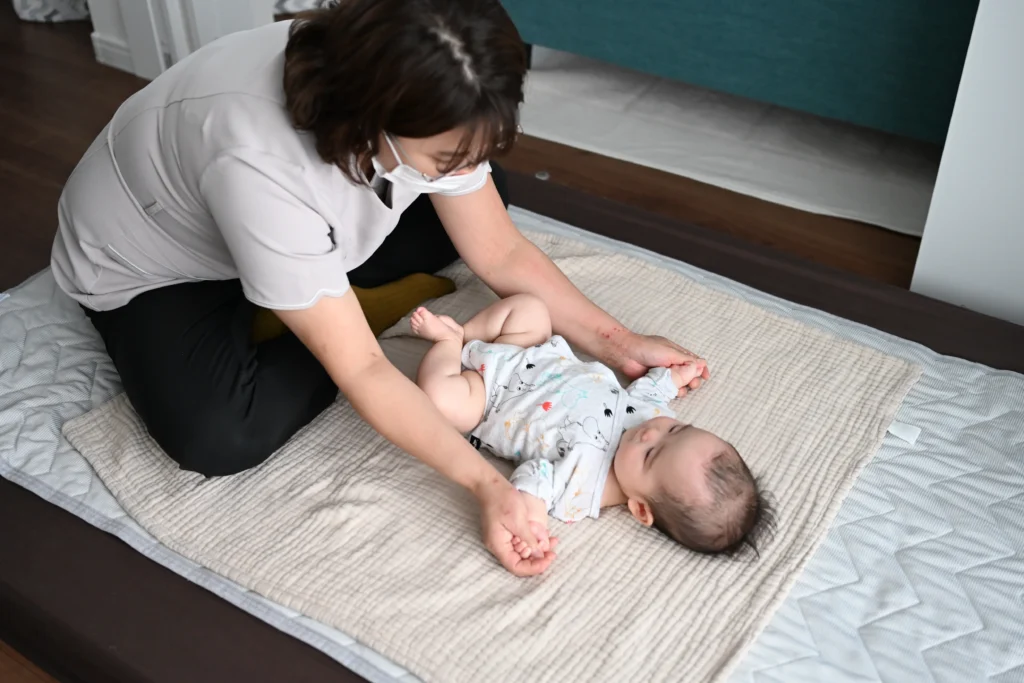 出張専門助産師みやしたさんのベビーマッサージ
