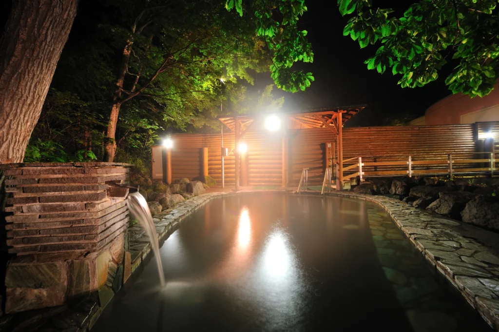 つるつる温泉のライトアップされた露天風呂