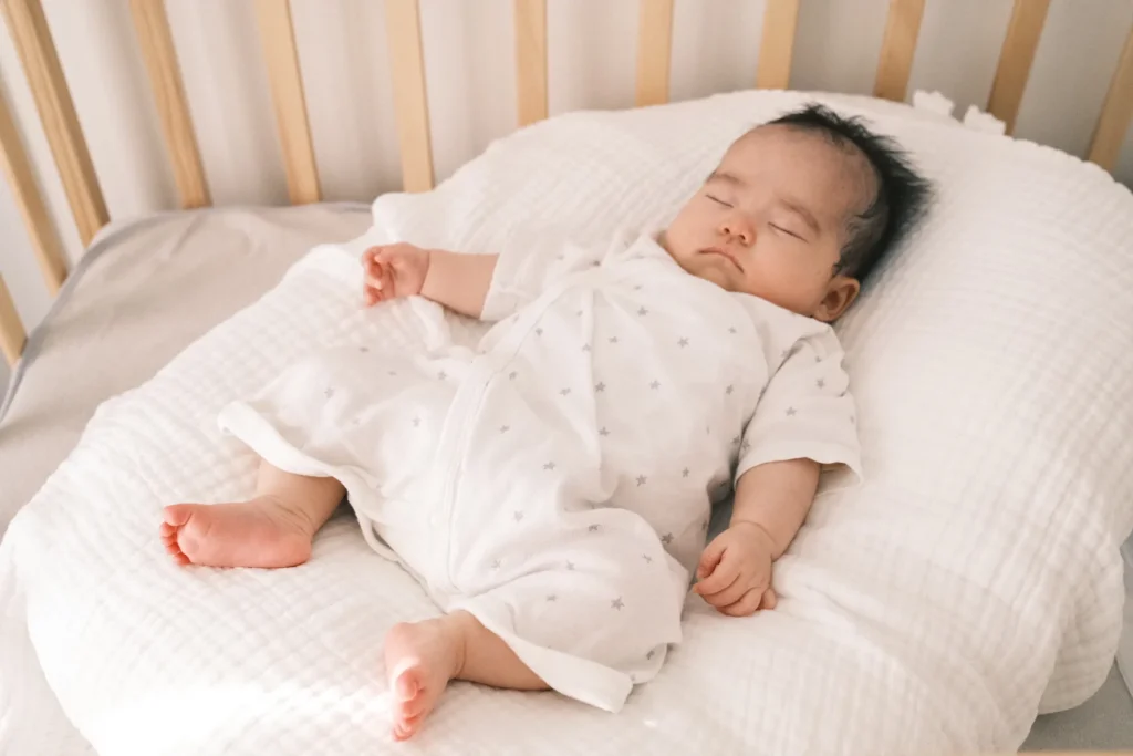 Cカーブクッションで寝る我が子